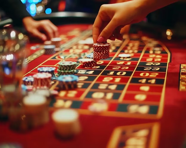 Live roulette wheel spinning with betting interface on mafioso platform